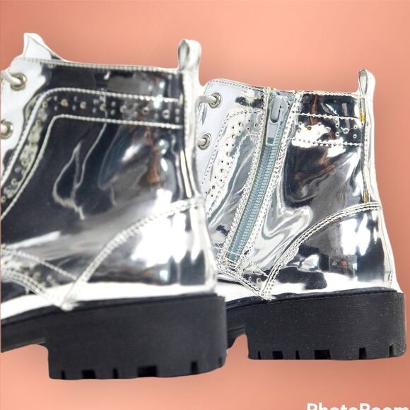 Silver Baroque Wingtip Boots size 6 women’s box included (NWT) - Picture 7 of 7